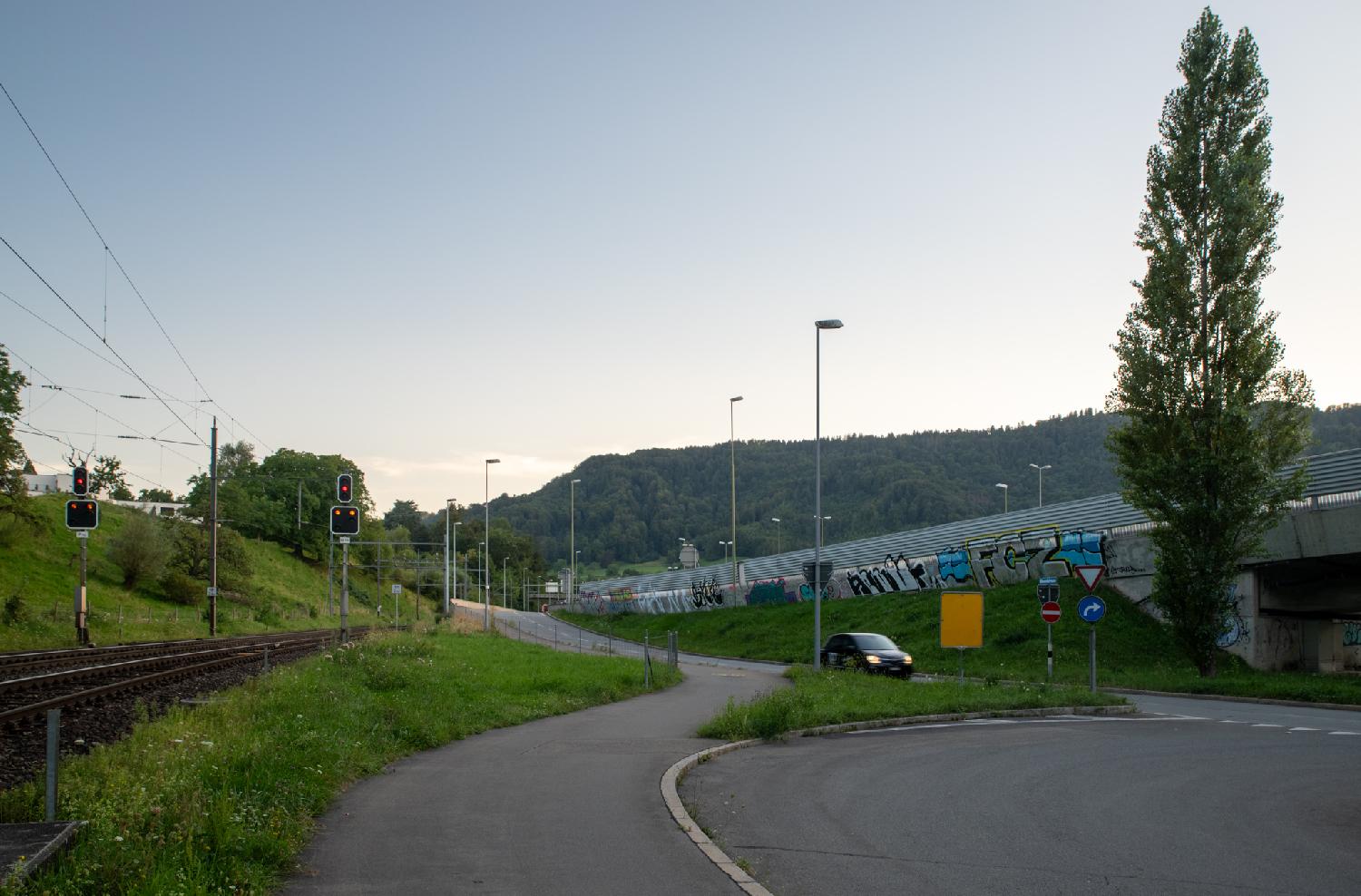 Allmendstrasse in Zürich: A street along a train track, with an Autobahn entry point visible in the background