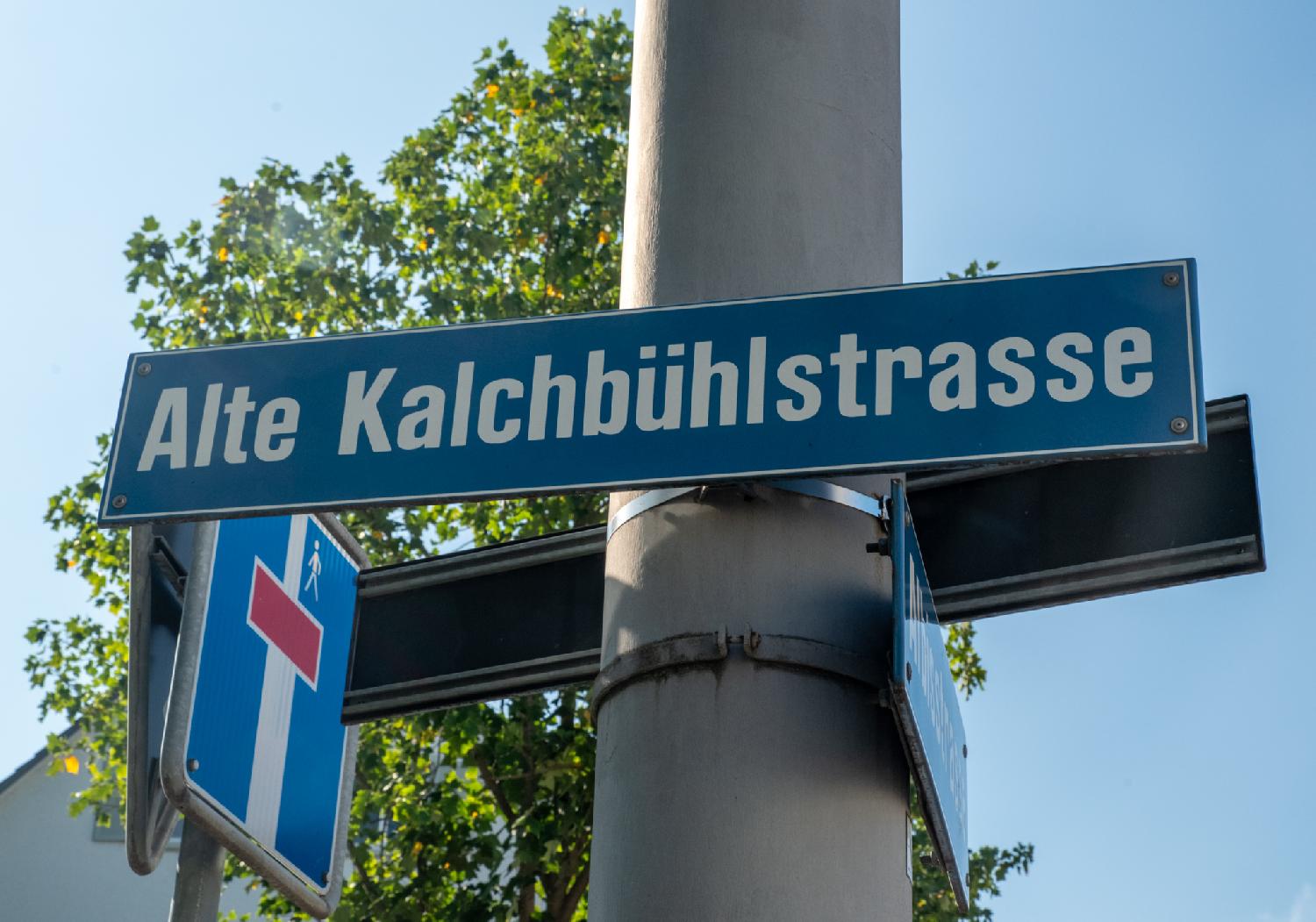 Alte Kalchbühlstrasse street sign: a blue sign on a grey pole, with a "dead end except for pedestrians" sign below it.